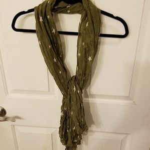 Adorable Lightweight scarf, green and white
